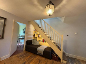 Cosy 2BD Home-Away-from-Home Hackney